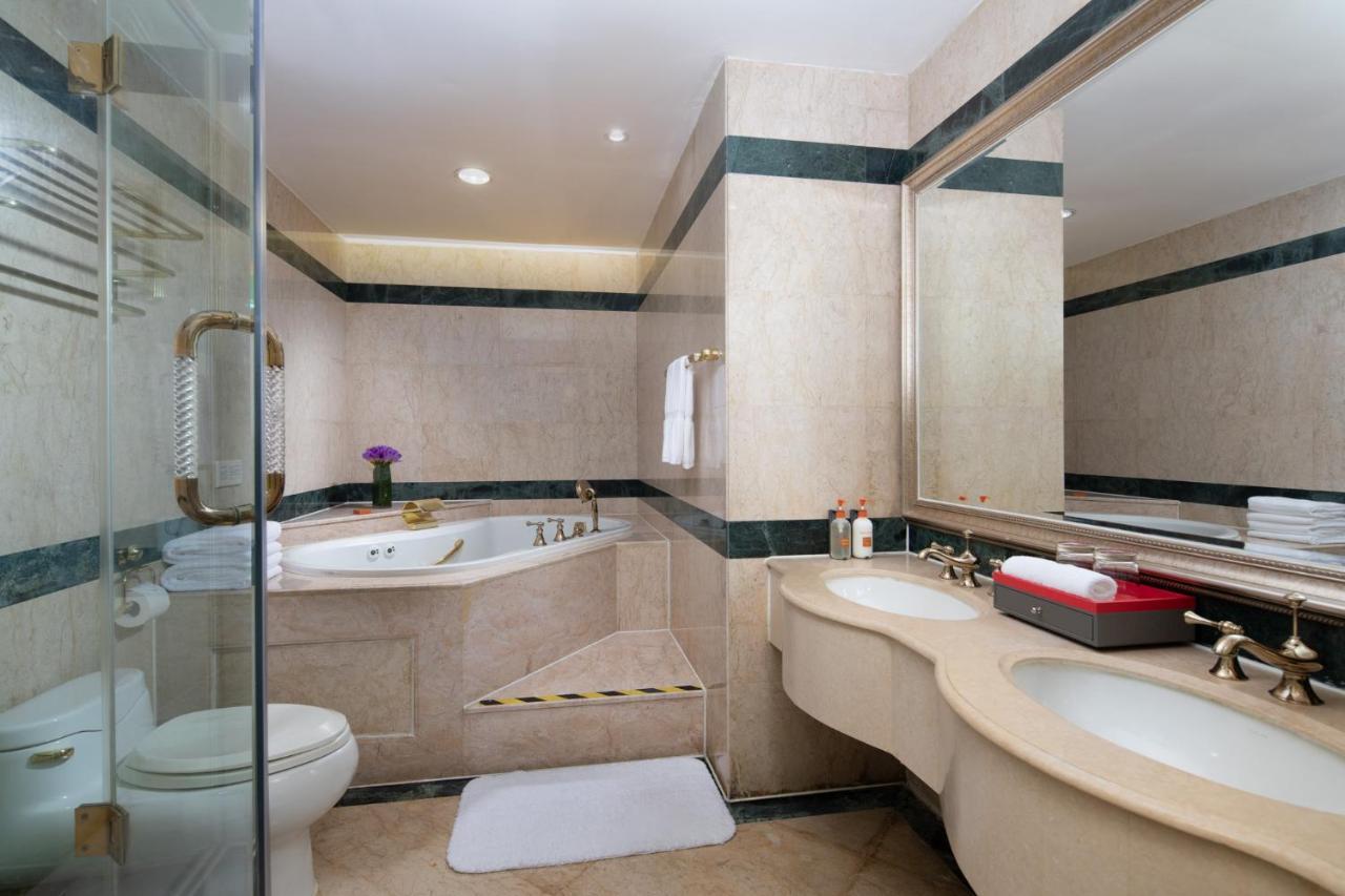 Crowne Plaza Shanghai Nanjing Road By Ihg Экстерьер фото A bathroom in a hotel