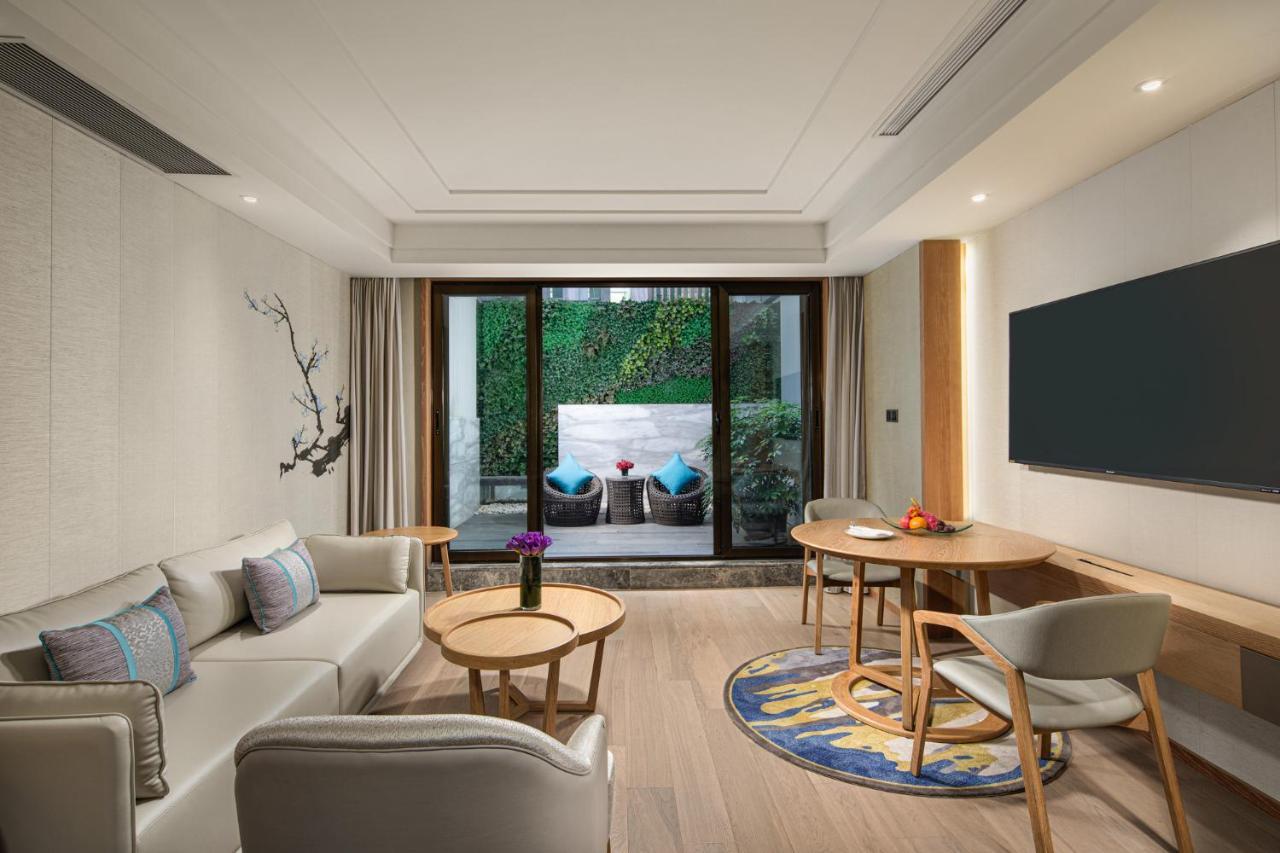 Crowne Plaza Shanghai Nanjing Road By Ihg Экстерьер фото A suite at the hotel