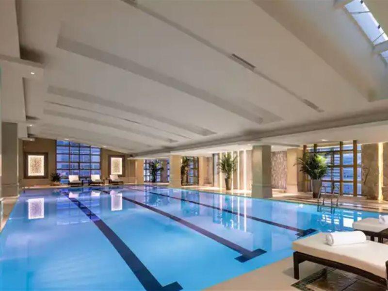 Crowne Plaza Shanghai Nanjing Road By Ihg Экстерьер фото The pool at the Four Seasons Hotel