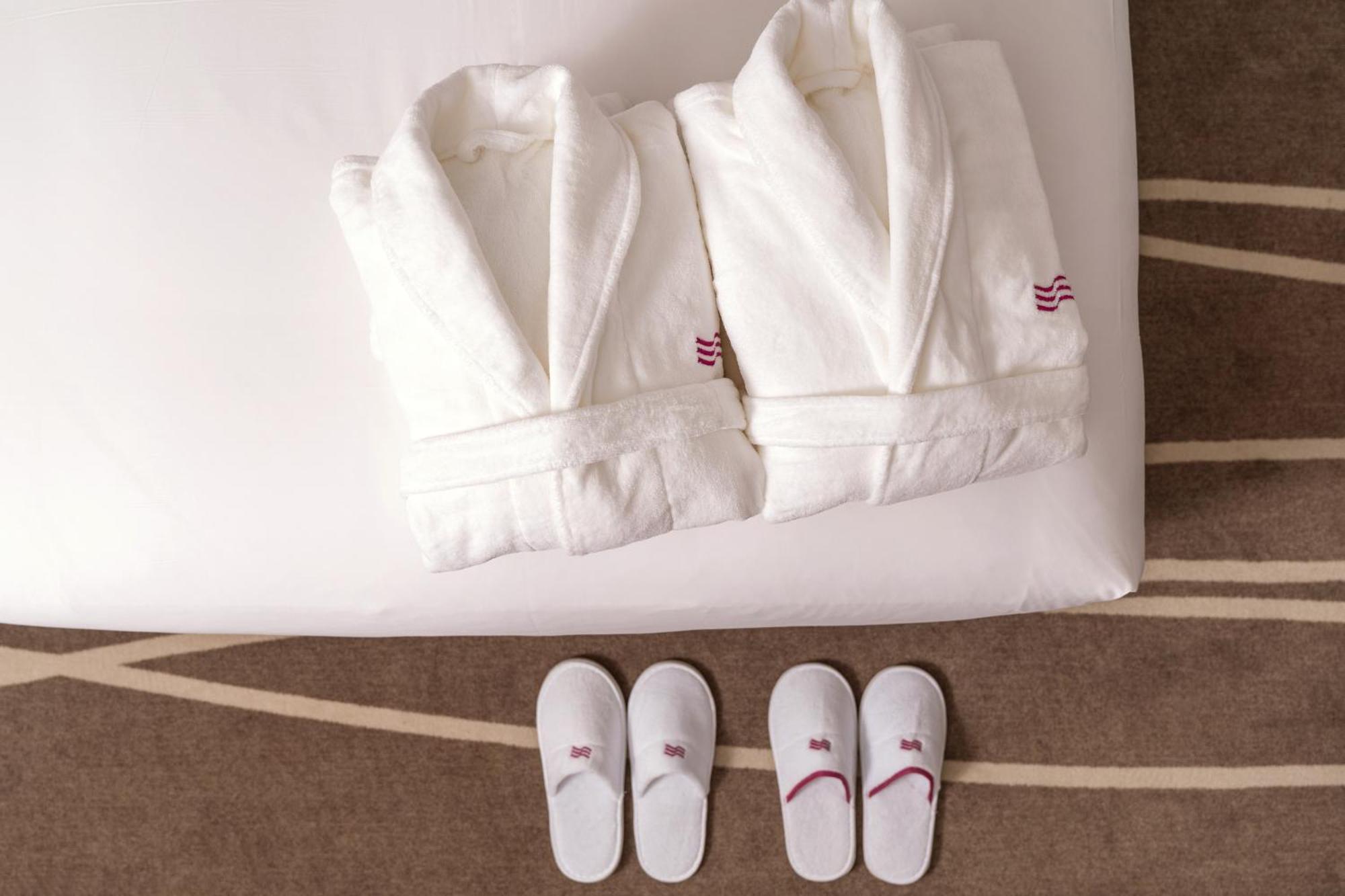 Crowne Plaza Shanghai Nanjing Road By Ihg Экстерьер фото Bathrobe and slippers
